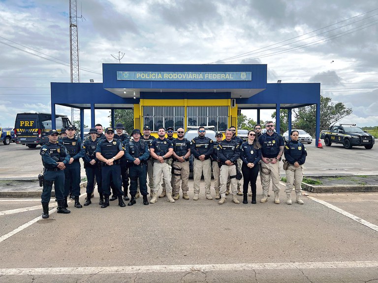 Agentes em frente à sede da PRF